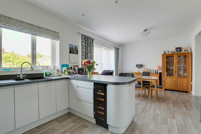 2 Bedroom Detached Bungalow For Sale In Waddington Drive, West Bridgford, Nottinghamshire, NG2