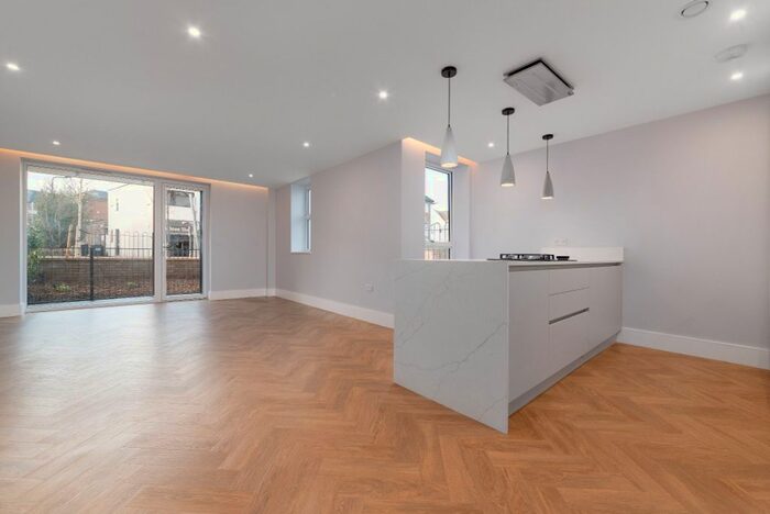 3 Bedroom Flat To Rent In Draycott Avenue, Kenton, Harrow, HA3