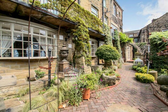 2 Bedroom Mews For Sale In Upper Green, Baildon, Shipley, BD17