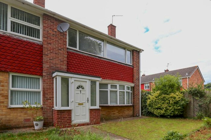 3 Bedroom Town House To Rent In Shanklin Gardens, Leicester, LE3