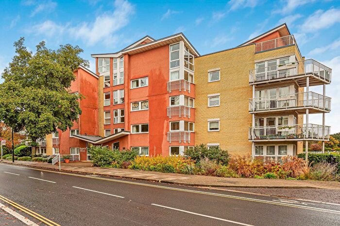 2 Bedroom Flat For Sale In Twickenham Road, Teddington, Middlesex, TW11