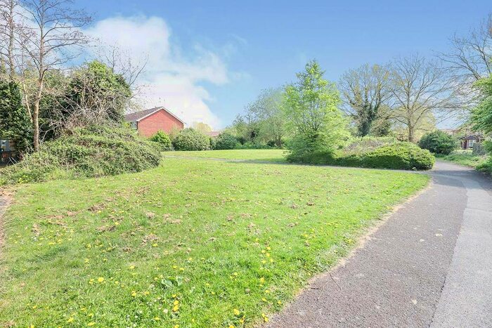 2 Bedroom Maisonette For Sale In Gainsborough Drive, Perton Wolverhampton, West Midlands, WV6