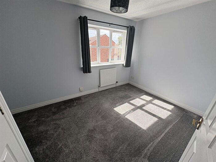 3 Bedroom Semi Detached House For Sale In Longfield Court, Heckmondwike, WF16