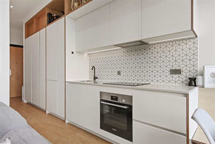 1 Bedroom Flat To Rent In Great West Road, Brentford, TW8