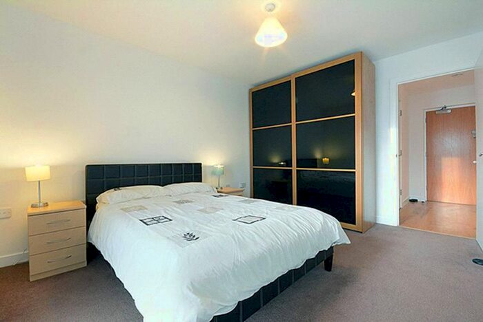 2 Bedroom Flat To Rent In Crampton Street, Elephant And Castle, London, SE17