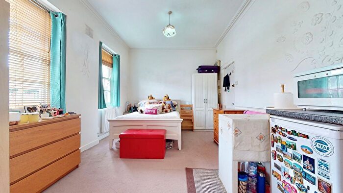 Studio To Rent In Golders Green Road, London, NW11