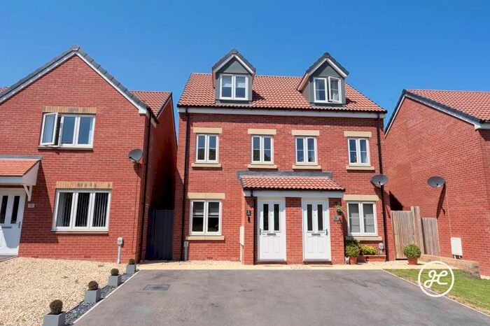 3 Bedroom Semi-Detached House For Sale In Pintail Avenue, Bridgwater, TA6
