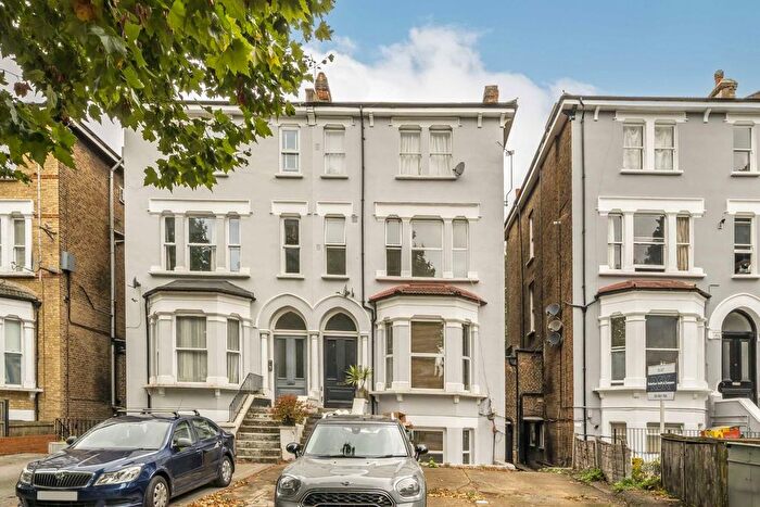2 Bedroom Flat To Rent In The Avenue, London, W13