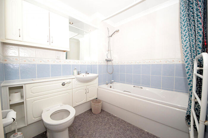 2 Bedroom Retirement Property For Sale In Green Lanes, N21