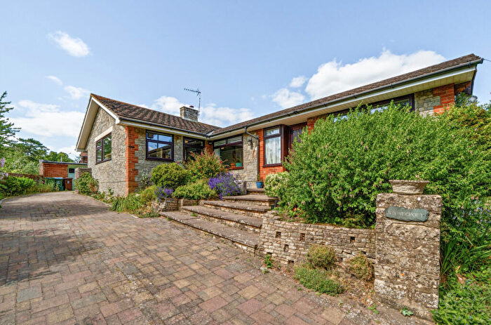 4 Bedroom Bungalow For Sale In New Road, Weedon, Aylesbury, HP22