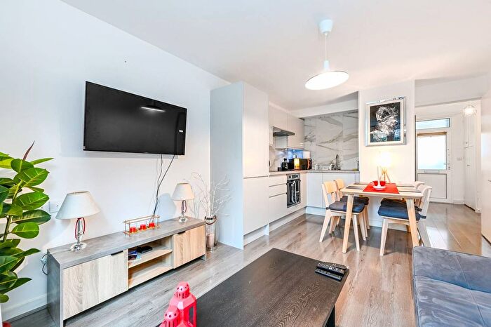 2 Bedroom Flat To Rent In Fernhead Road, Queen's Park, London, W9