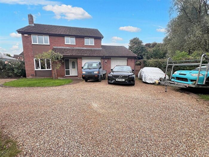 4 Bedroom House For Sale In Dulverton Drive, Furzton, Milton Keynes, MK4