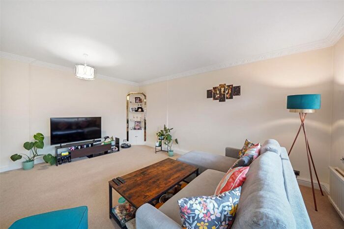 2 Bedroom Flat To Rent In Mayflower Lodge, Finchley, N3