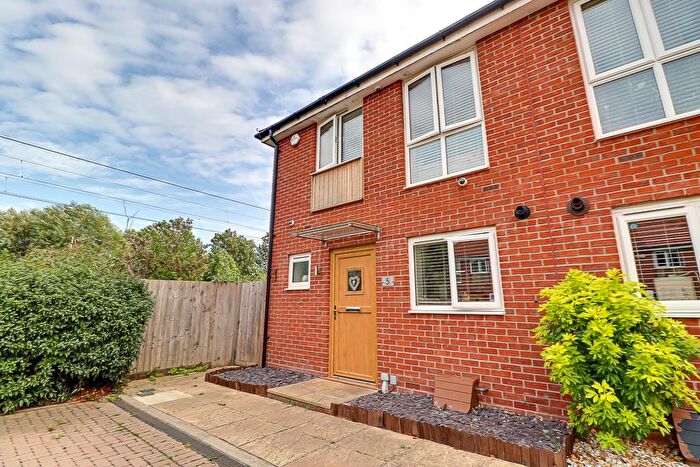 3 Bedroom End Of Terrace House For Sale In Poole Way, Southend-on-Sea, SS2