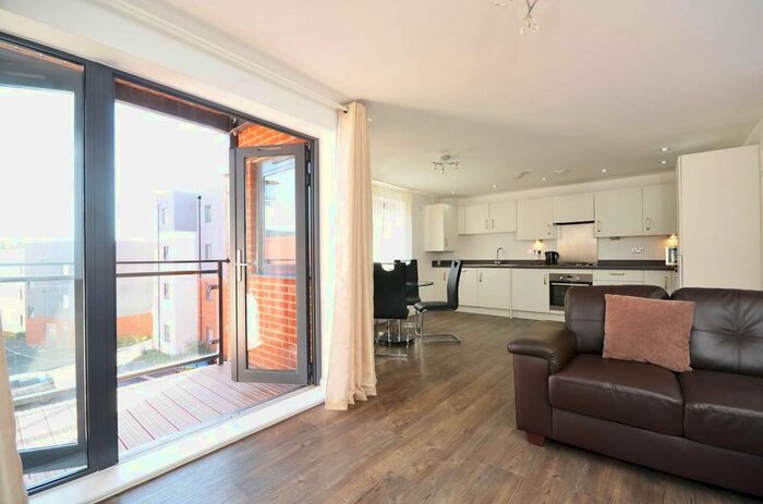 2 Bedroom Flat To Rent In Walnut Tree Close, Guildford, GU1