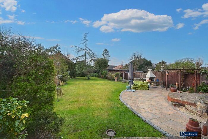4 Bedroom Detached House For Sale In Oaklands Avenue, Romford, RM1