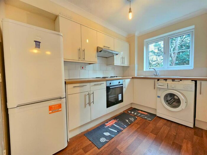 1 Bedroom Flat To Rent In Trefoil House, Crest Avenue, Grays, RM17