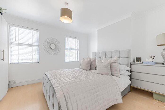 2 Bedroom House To Rent In Brunswick Park Road, New Southgate, London, N11
