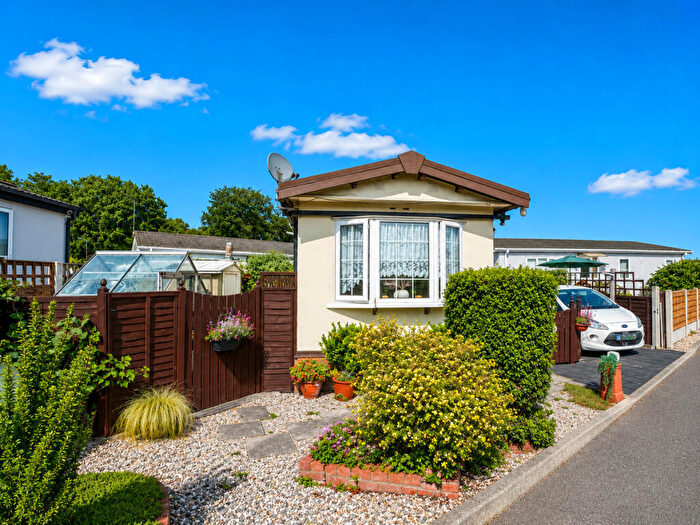 1 Bedroom Park Home For Sale In Lower Road, Hockley, SS5