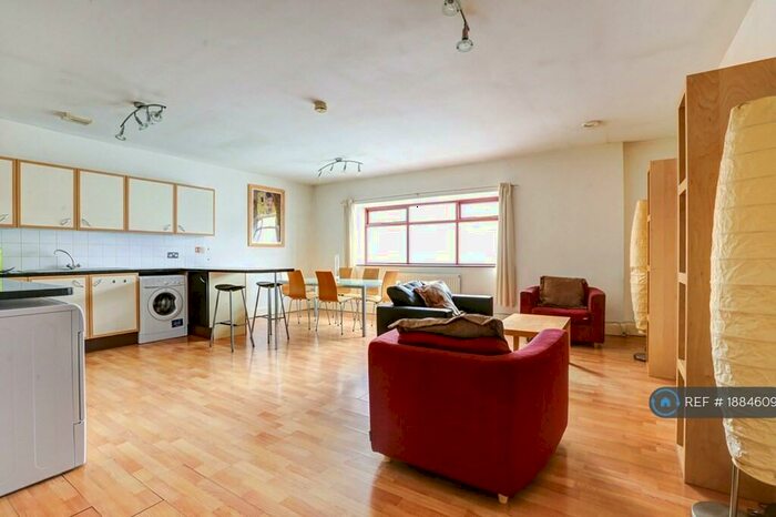 2 Bedroom Flat To Rent In Regents Court, Manchester, M1