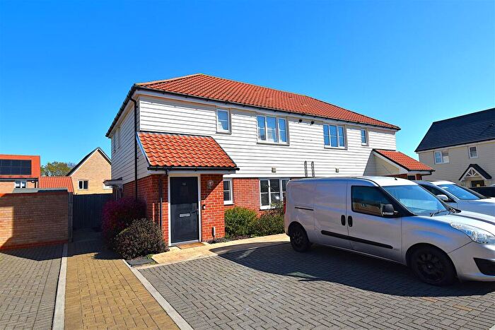 1 Bedroom Flat For Sale In Alice Gardens, Rochford, SS4