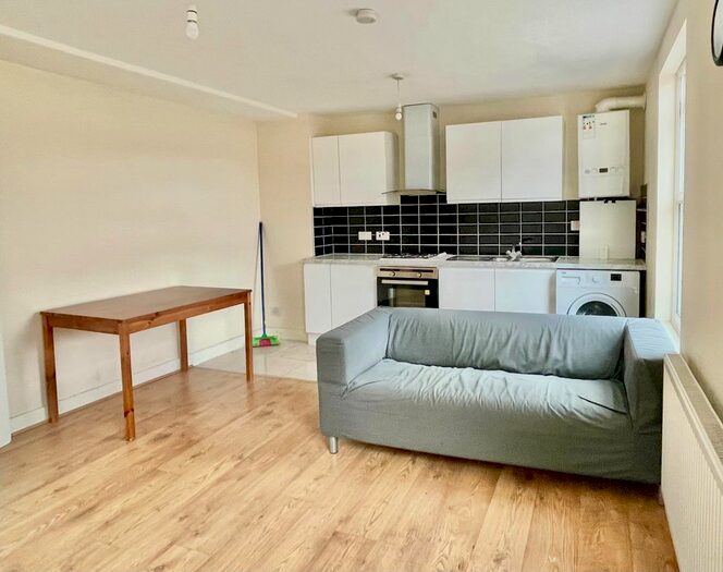 2 Bedroom Flat To Rent In Meeting House Lane, London, SE15