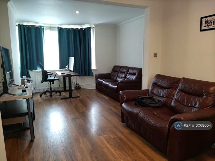 3 Bedroom Semi-Detached House To Rent In Wendover Way, Welling, DA16