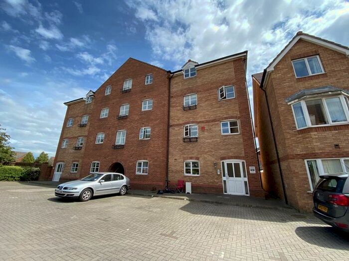 3 Bedroom Flat To Rent In Snowberry Close, Bristol, BS32