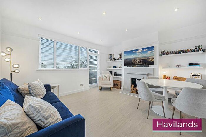 2 Bedroom Flat For Sale In Green Lanes, London, N21
