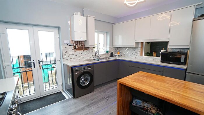 5 Bedroom Semi-Detached House For Sale In Fourth Avenue, Killinghall, Bradford, BD3