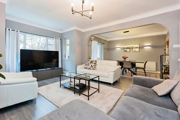 3 Bedroom Flat To Rent In Wythenshawe Road, Manchester, Greater Manchester, M23