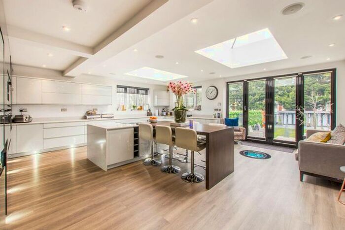 5 Bedroom Semi-detached House For Sale In College Gardens, Chingford, London, E4