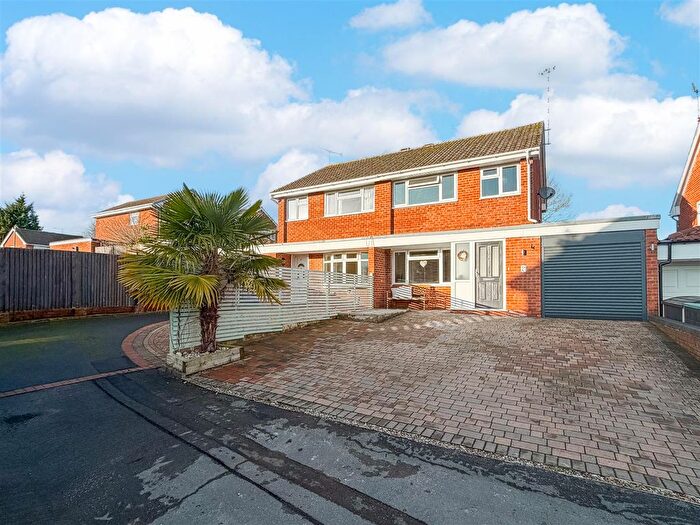 4 Bedroom Semi-Detached House For Sale In Yardley Close, Woodloes Park, Warwick, CV34