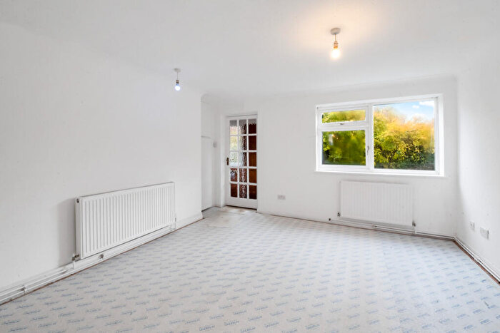 2 Bedroom Flat For Sale In Riverside Close, Canterbury, CT4