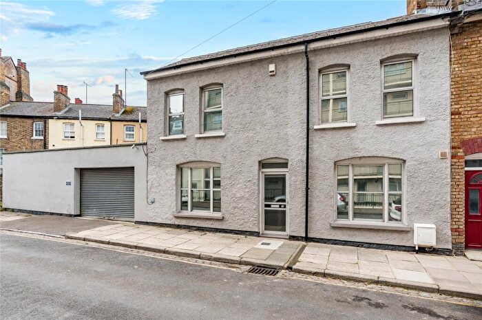 3 Bedroom End Of Terrace House For Sale In Gordon Place, Gravesend, Kent, DA12
