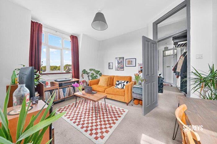 2 Bedroom Apartment For Sale In Powerscroft Road, Hackney, London, E5