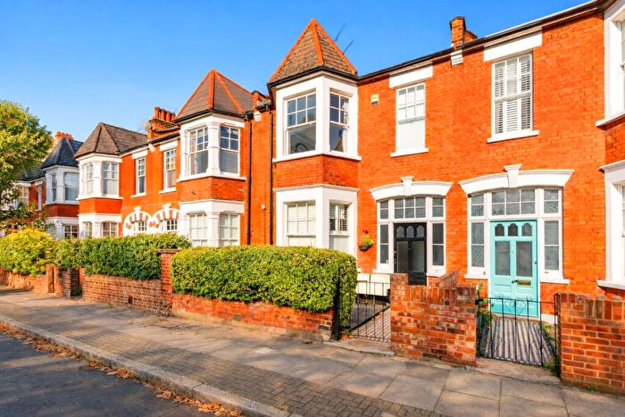 3 Bedroom Apartment For Sale In Widdenham Road, Islington, London, N7