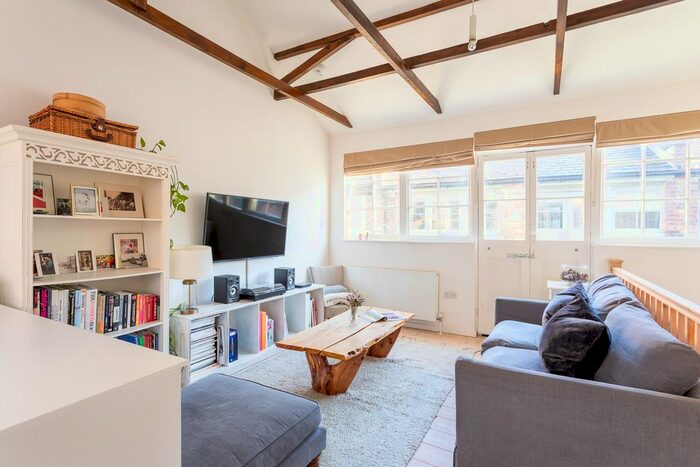 1 Bedroom Town House To Rent In Temple Yard, Temple Street, London E2