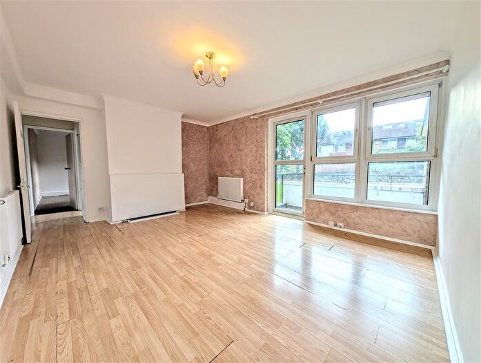 3 Bedroom Flat To Rent In Mere Close, London, SW15