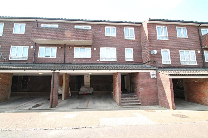 3 Bedroom Maisonette For Sale In Olley Close, Wallington, SM6