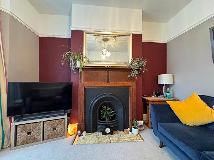 3 Bedroom Terraced House For Sale In Rockingham Road, Kettering, Northamptonshire, NN16