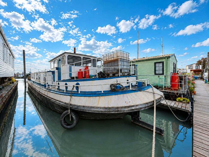 3 Bedroom Houseboat For Sale In Vicarage Lane, Rochester, ME3