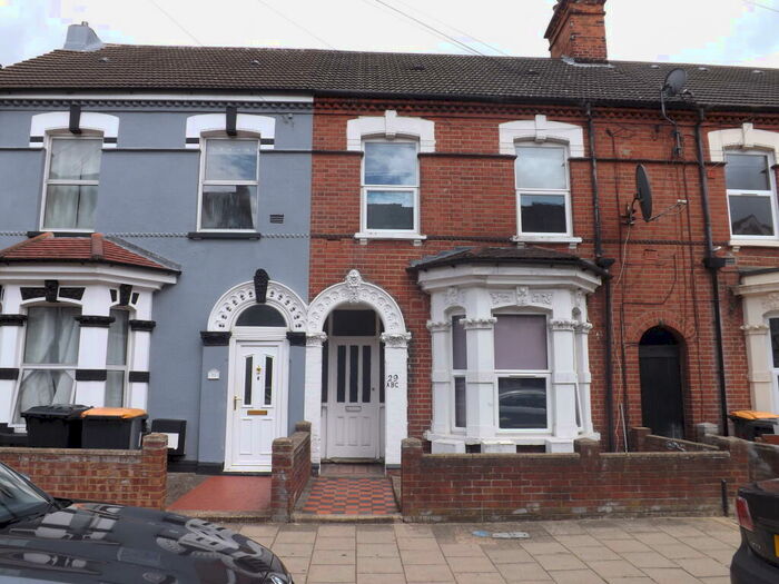 1 Bedroom Apartment To Rent In Grafton Road, MK40
