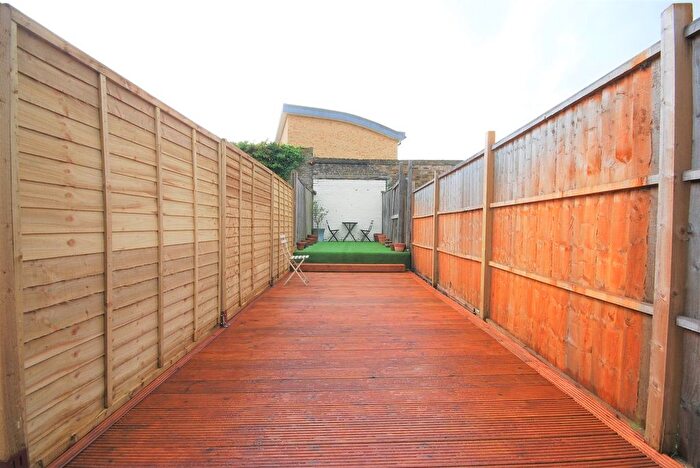 2 Bedroom Flat To Rent In Brightwell Cresent, Tooting Broadway, SW17