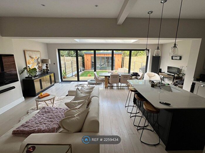 2 Bedroom Flat To Rent In Oakwood Road, London, SW20