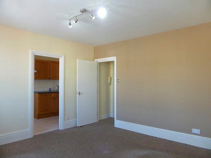 1 Bedroom Flat To Rent In Church Road -, P16