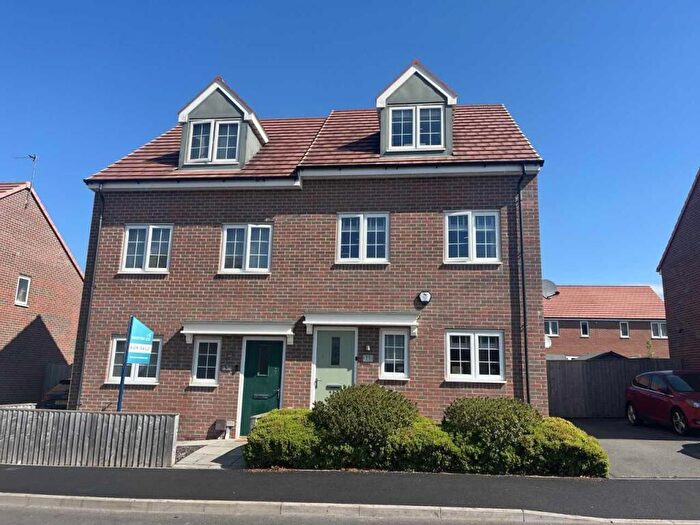 3 Bedroom Semi-Detached House For Sale In Colliery Road, Woodlands, Doncaster, DN6