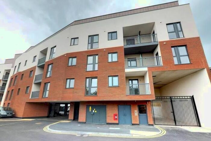 1 Bedroom Flat To Rent In Lyons Way, Slough Centre, SL2