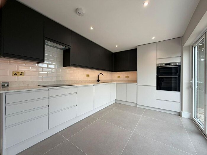5 Bedroom Semi-Detached House To Rent In Wych Elms, Park Street, AL2