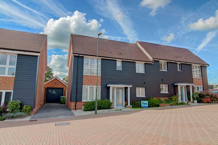 3 Bedroom Semi-Detached House For Sale In Hillyfield, Billingshurst, RH14